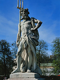  Bildansicht Reiseführer  Poseidon-Statue im Schlosspark