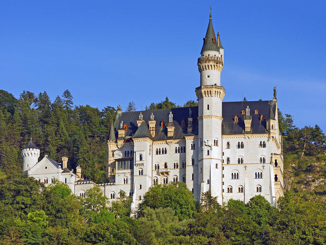  Bildansicht Sehenswürdigkeit  Neuschwanstein thront hoch über dem Tal