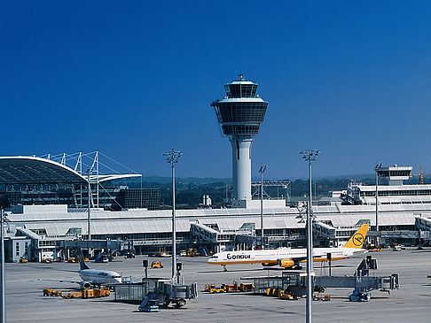 Flughafen Franz Josef Strauß  Ansicht Reiseführer  Der Flughafen Franz Josef Strauß liegt 30 Kilometer vom Zentrum entfernt
